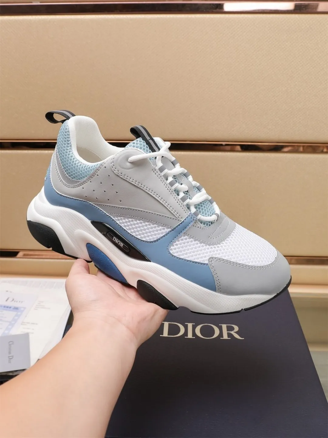 Men's shoes 💰P460💰【Dior】Dior✨ is online at the same time👏 This casual sneaker is a new product in the series and continues Di*r's classic style. The upper is made of original mesh and cow leather, with a two-color textured outsole, and the brand's iconic details on the rear collar and heel to enhance the style. Fashionable and versatile. Wear it with jeans or slacks for a casual look. Size: 38-44 (45 customized)